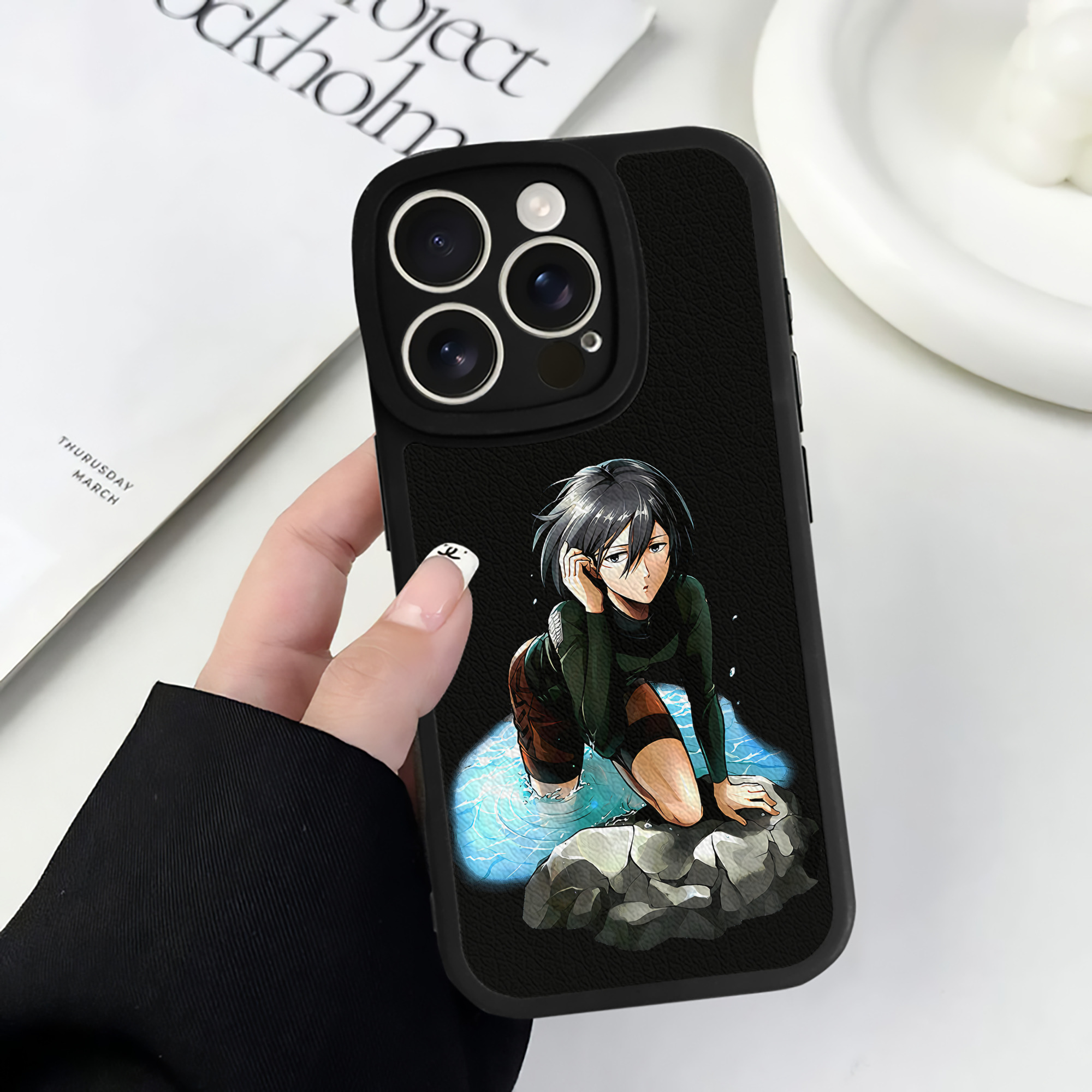 （画像用） 進撃の巨人 ミカサ·アッカーマン Attack on Titan Mikasa Ackerman 【iPhone 16シリーズ対応】シリコンスマホケース（レザー調） 材質：シリコン